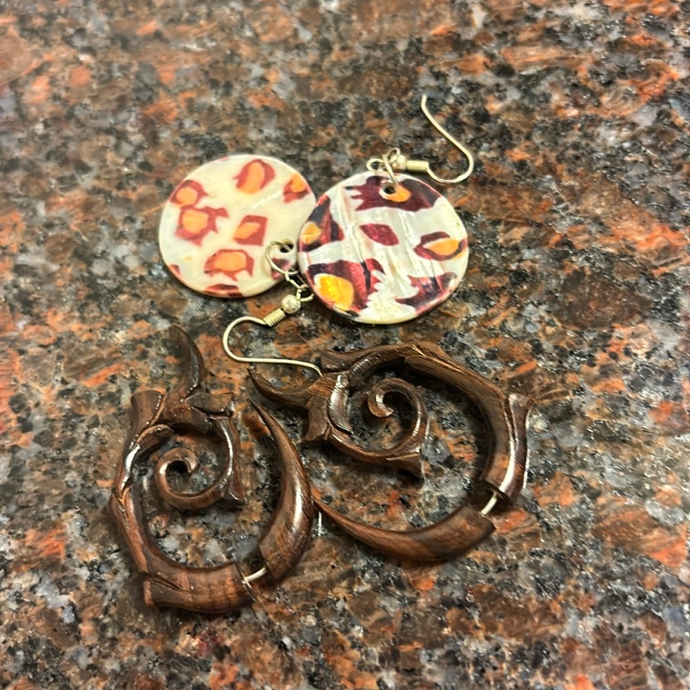 2 pairs of earrings